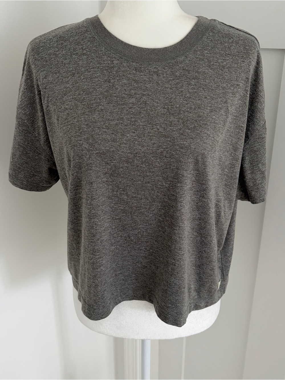 Vuori Women’s Heather Gray Boxy Cropped Short Sleeve Tee Top Size M/L*V2